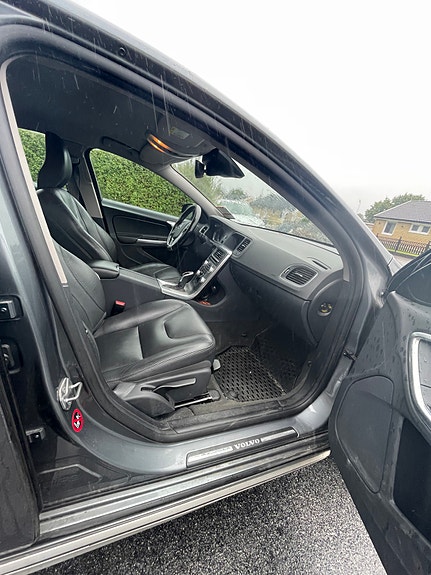 Volvo S60 Cross Country 4 of 11