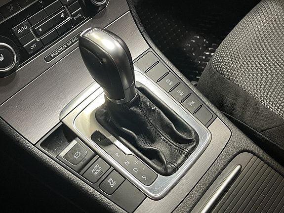 Volkswagen Passat 16 of 19