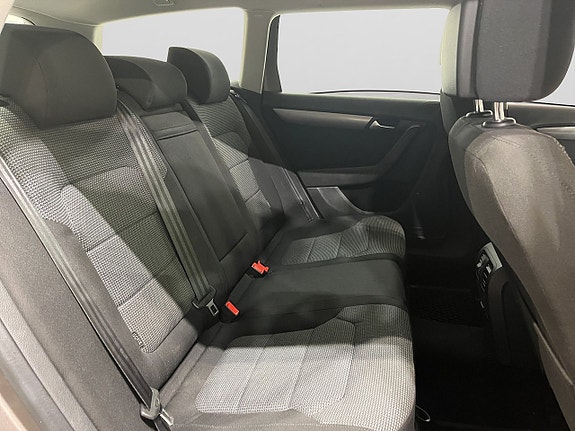 Volkswagen Passat 10 of 19