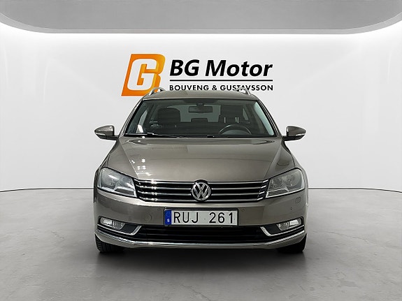 Volkswagen Passat 2 of 19