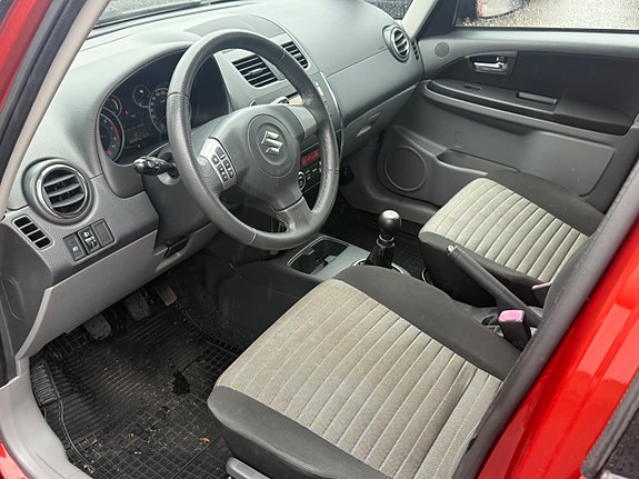 Suzuki SX4 4 of 6