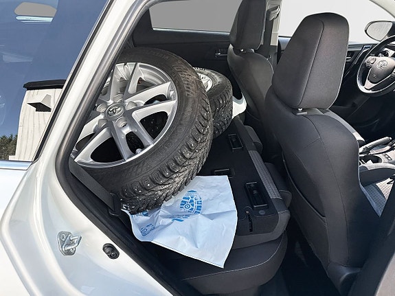Toyota Auris 7 of 19
