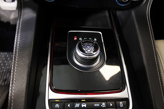 Jaguar F-PACE 25 of 27