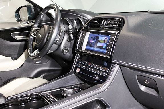 Jaguar F-PACE 23 of 27