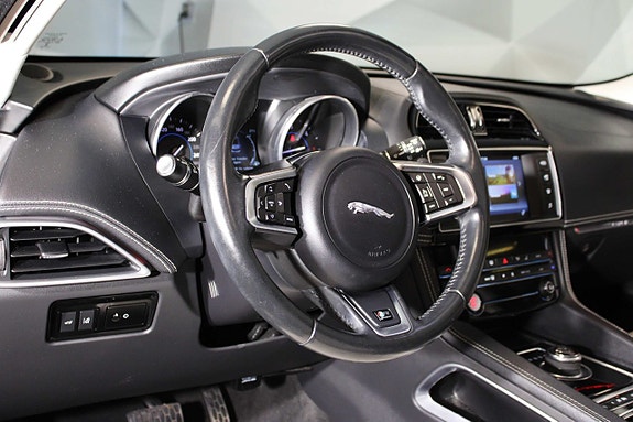 Jaguar F-PACE 14 of 27