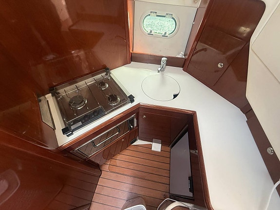 Jeanneau Prestige 32 Fly – 2003 – 2 x Volvo Penta KAMD300 12 of 12