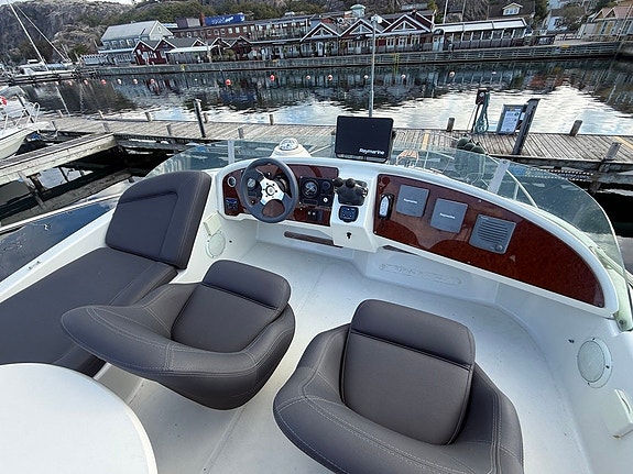 Jeanneau Prestige 32 Fly – 2003 – 2 x Volvo Penta KAMD300 5 of 12