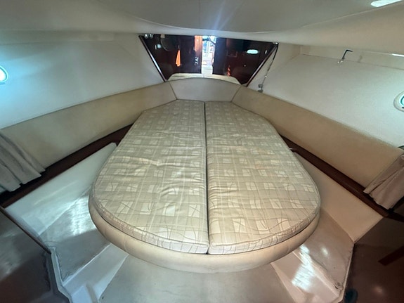 Jeanneau Prestige 32 Fly – 2003 – 2 x Volvo Penta KAMD300 9 of 12
