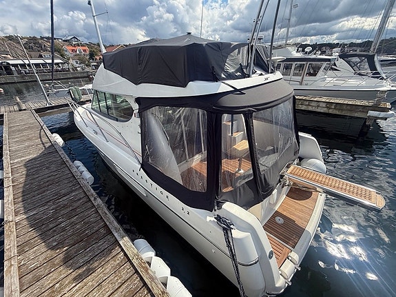 Jeanneau Prestige 32 Fly – 2003 – 2 x Volvo Penta KAMD300 2 of 12