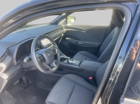 Lexus LBX 6 of 11