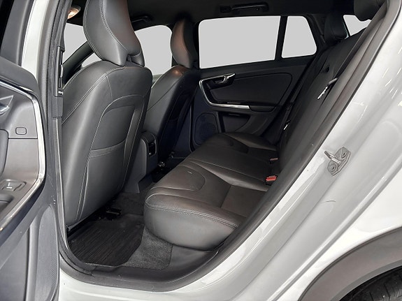 Volvo V60 Cross Country 10 of 25