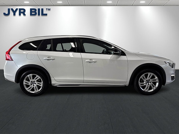 Volvo V60 Cross Country 2 of 25