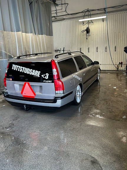 Volvo V70 2 of 2