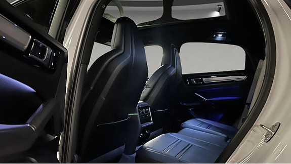 Porsche Cayenne 10 of 12