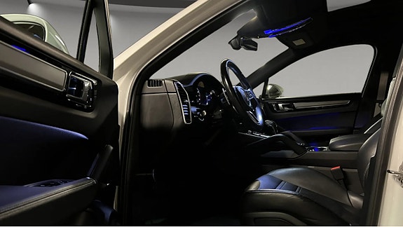 Porsche Cayenne 6 of 12