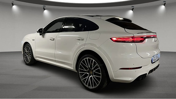Porsche Cayenne 3 of 12