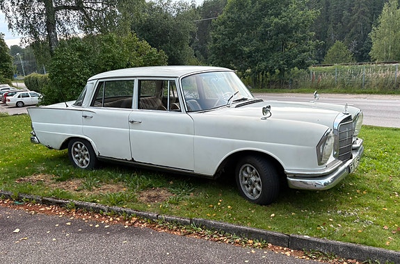 Mercedes-Benz 230 S 3 of 5