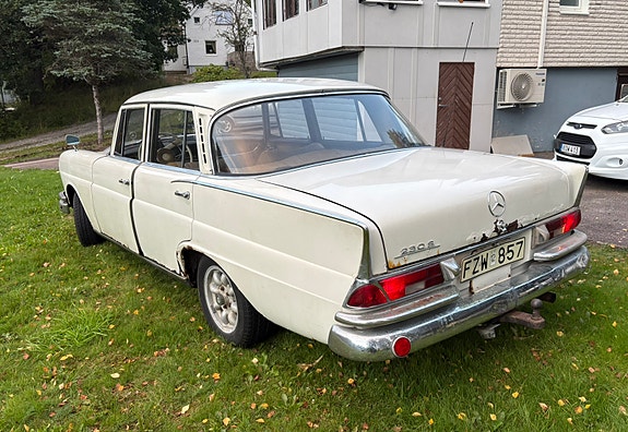 Mercedes-Benz 230 S 2 of 5