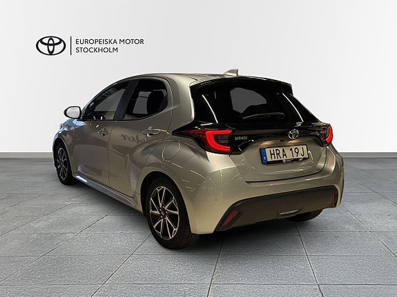 Toyota Yaris 2 of 13