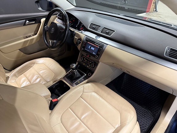 Volkswagen Passat 16 of 22