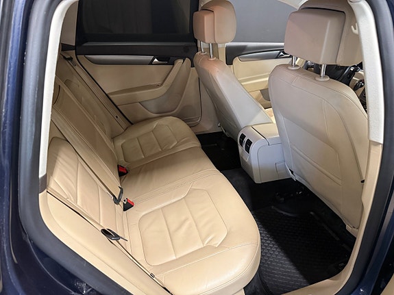 Volkswagen Passat 17 of 22