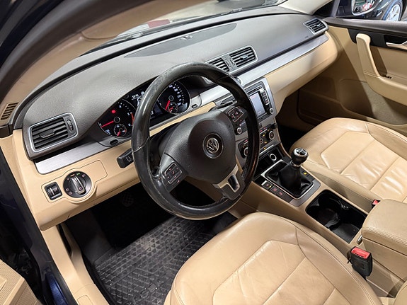 Volkswagen Passat 13 of 22