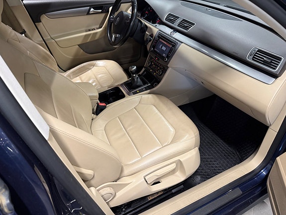 Volkswagen Passat 15 of 22