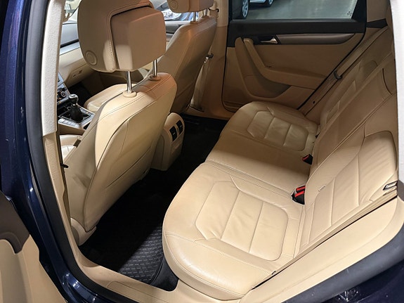 Volkswagen Passat 14 of 22
