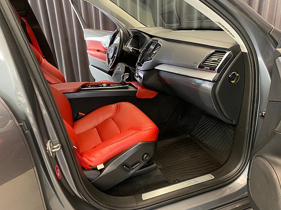 Volvo XC90 30 of 30