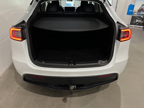 Tesla Model Y 10 of 29