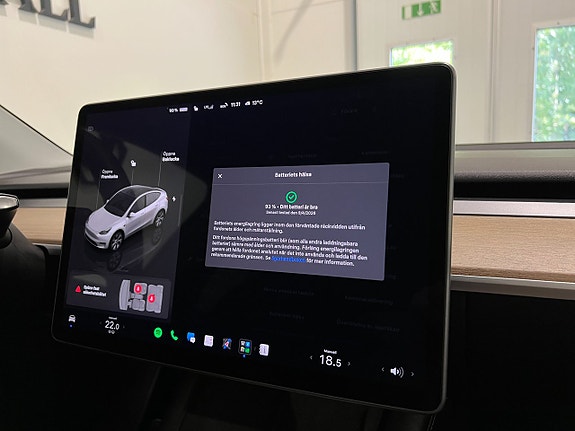 Tesla Model Y 20 of 29