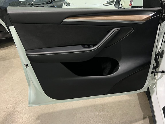 Tesla Model Y 8 of 29