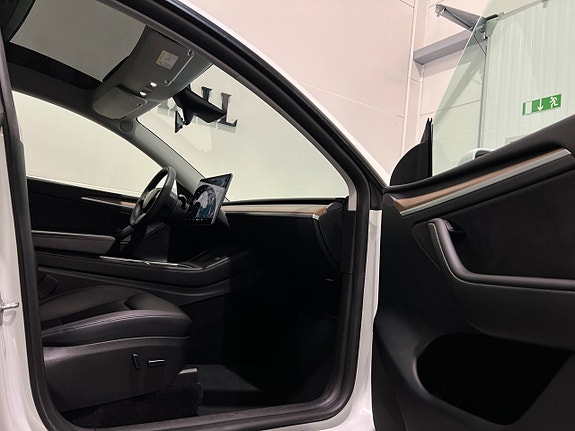 Tesla Model Y 25 of 29