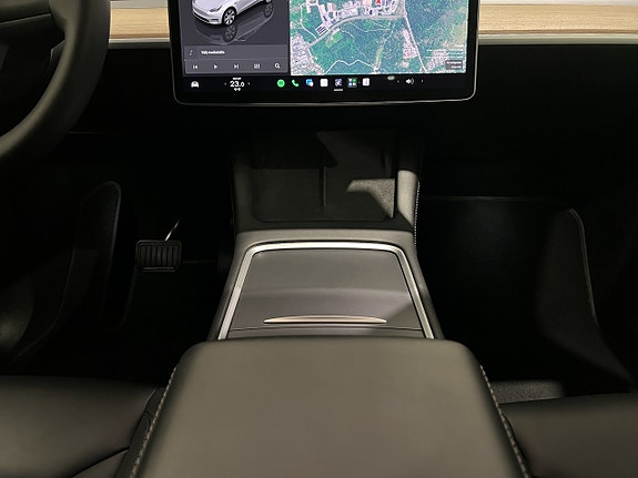 Tesla Model Y 17 of 29