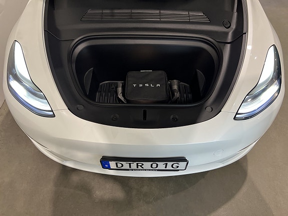 Tesla Model Y 12 of 29