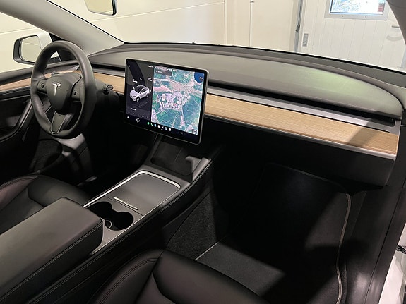Tesla Model Y 14 of 29