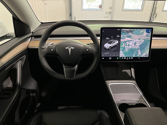 Tesla Model Y 16 of 29