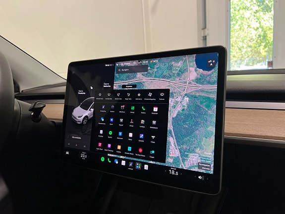 Tesla Model Y 24 of 29