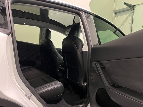 Tesla Model Y 9 of 29