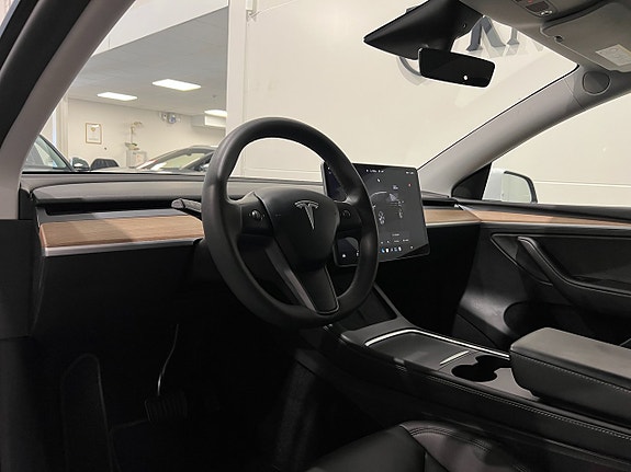 Tesla Model Y 6 of 29