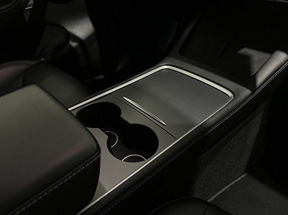 Tesla Model Y 18 of 29