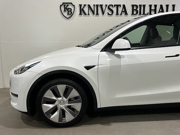 Tesla Model Y 28 of 29