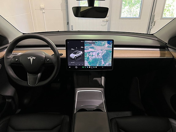 Tesla Model Y 15 of 29