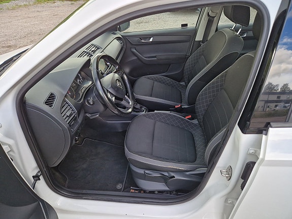 Skoda Fabia 2 of 9