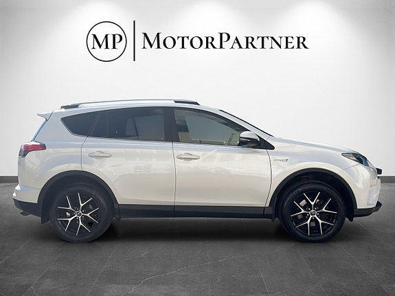 Toyota RAV4 8 of 17