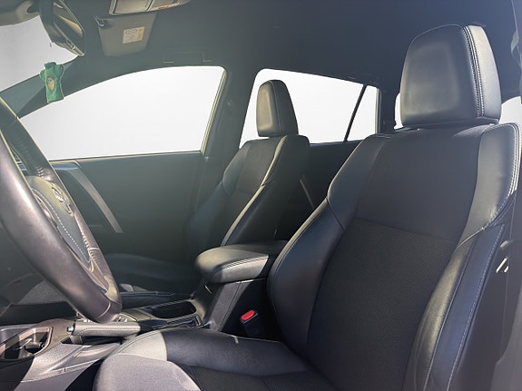 Toyota RAV4 9 of 17