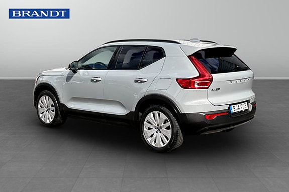 Volvo EX40 2 of 9