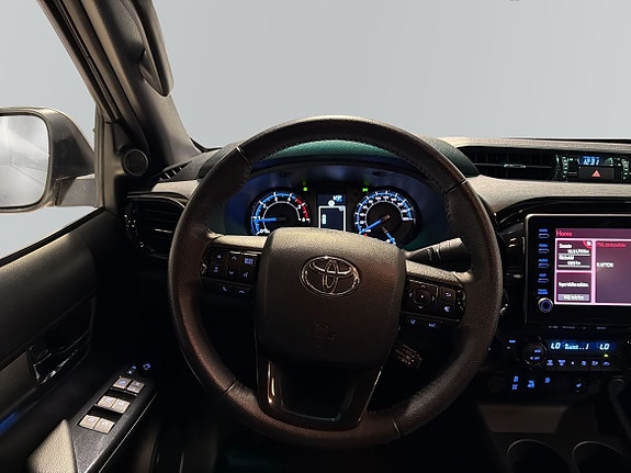 Toyota HiLux 9 of 15