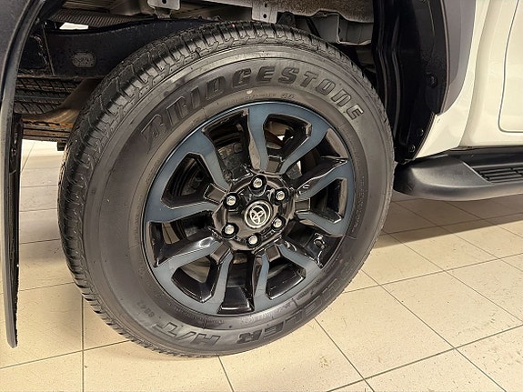 Toyota HiLux 12 of 15