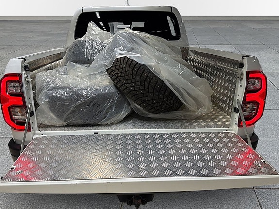 Toyota HiLux 10 of 15